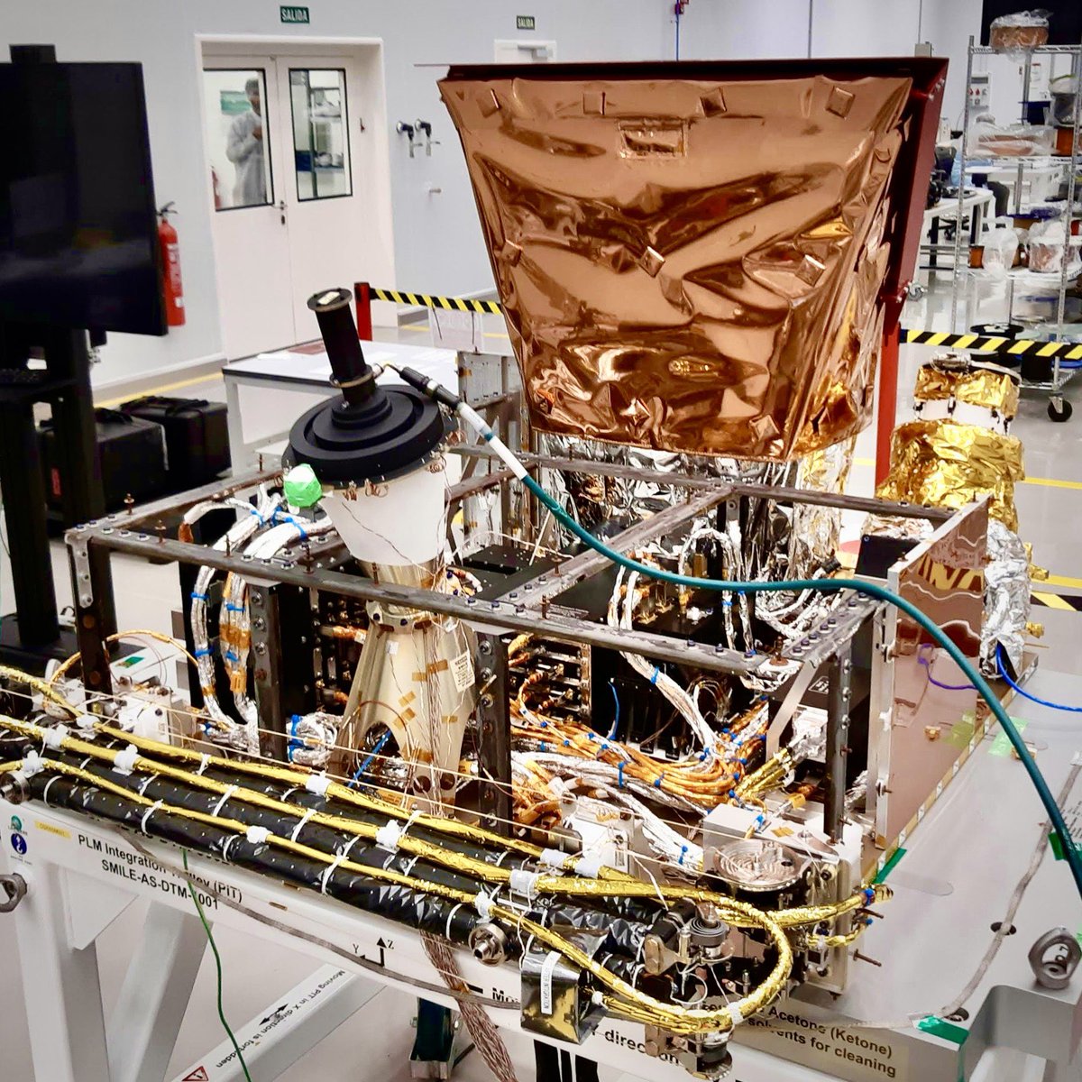AirbusSpace's tweet photo. 🛰️The Airbus-built science module for the SMILE satellite is on its way from airbus facilities in Madrid 🇪🇸 to @esa Technology Centre (ESTEC)!
Upon its arrival in the Netherlands, the science payload - composed of four instruments integrated by Airbus - is set to carry out the environmental testing campaign, which will last until December. The environmental test campaign for the entire satellite will take place next year.