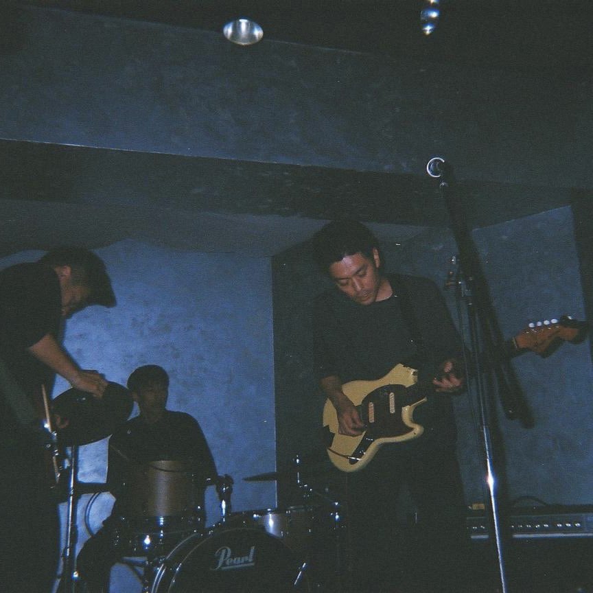 anu_pass's tweet photo. ude という バンド が 出演 します 。

2024.10.11 ( fri ) KYOTO SUBMARINE

" MAAM. 1 "

cyril cyril ( from Switzerland )
Merry Ghosts
DEATH BY DUMPLING
ude ← 僕達 です 。

開場 18:30
開演 19:00 ← 一番手 です 。

adv ¥2,000- +1d ← dm くだしゃ ! https://t.co/0RwTrtXLnL