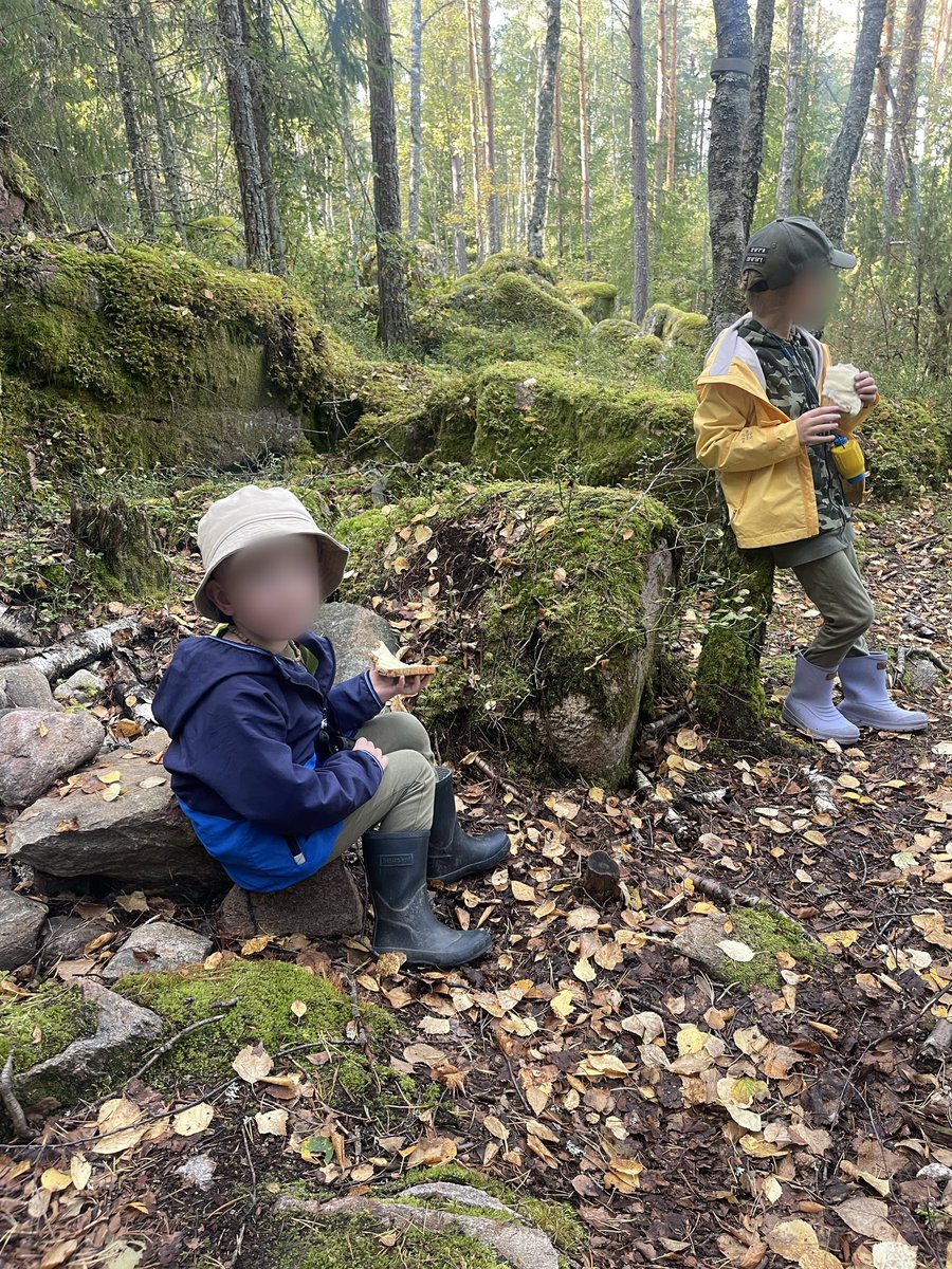 Sneaky Media Group tweet media