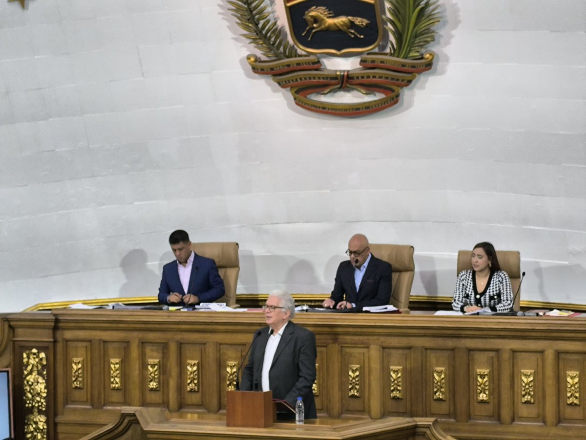 FraccionU's tweet photo. El Dip. Roy Daza informó que la Comisión de Política Exterior tiene listo el acuerdo que insta al Ejecutivo a romper relaciones con España. Más aislamiento para el país y menos espacios para la política. Crece el espacio de confrontación que tanto daño le hace a los venezolanos. https://t.co/3F2N1zR5aT