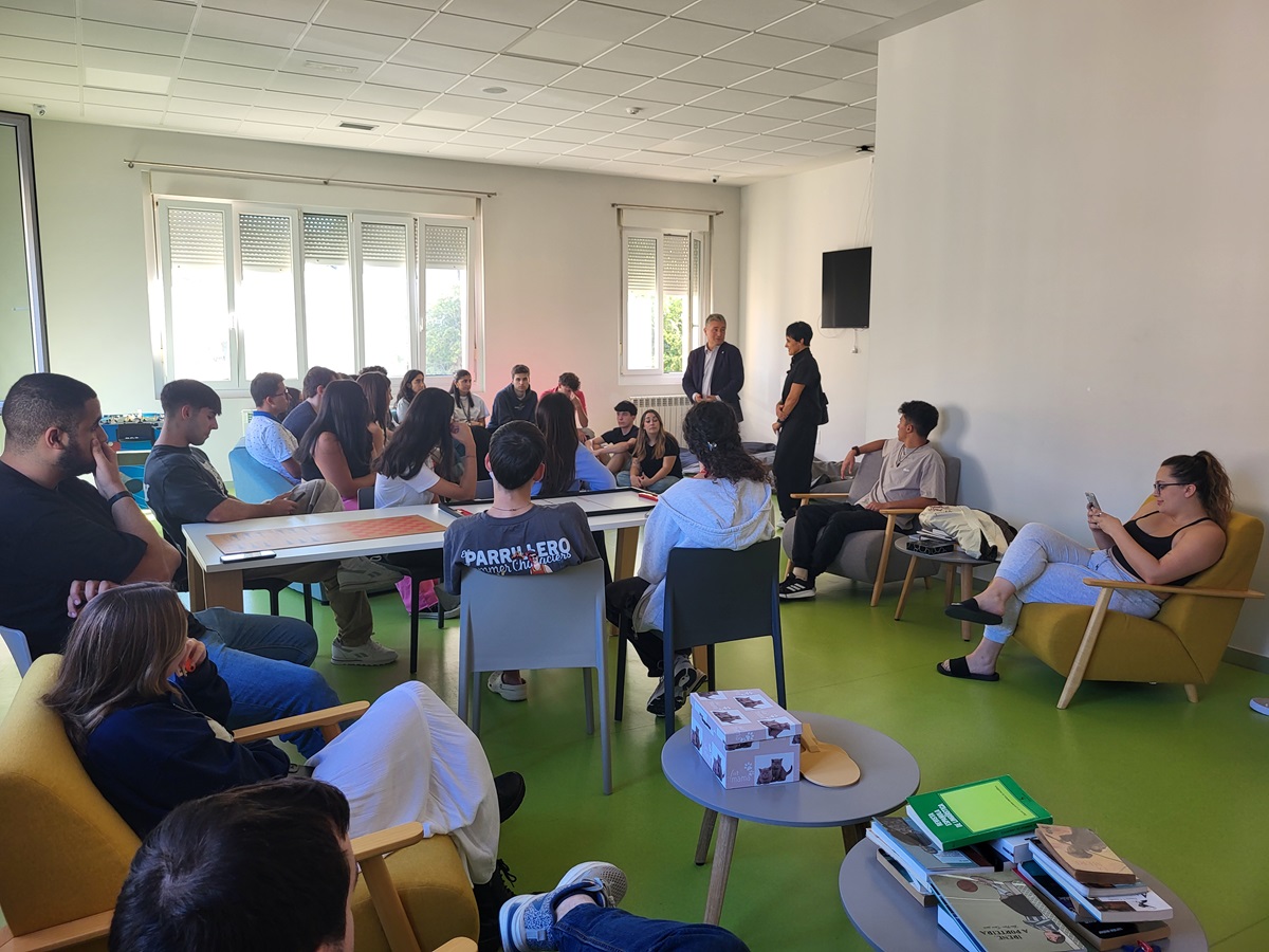 UDC_gal's tweet image. O reitor da #UDC, Ricardo Cao, e a vicerreitora de #Estudantes, María José Lombardía, visitan o estudantado aloxado na residencia universitaria Elvira Bao, no Campus da Coruña, para darlle a benvenida a este novo curso universitario. 🚀📚🙌

#BenvidaUDC #NovoCurso #ElviraBao