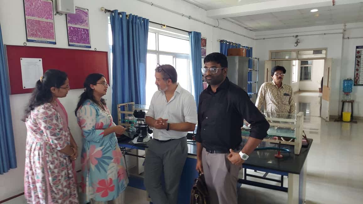 TILsWorkGroup's tweet image. The largest TILs-Workshop done so far! More than 100 pathologist, residents in training and medical students learning how to score TILs. Organized by the Narayana Medical College, India. Who follows? 💪🏼