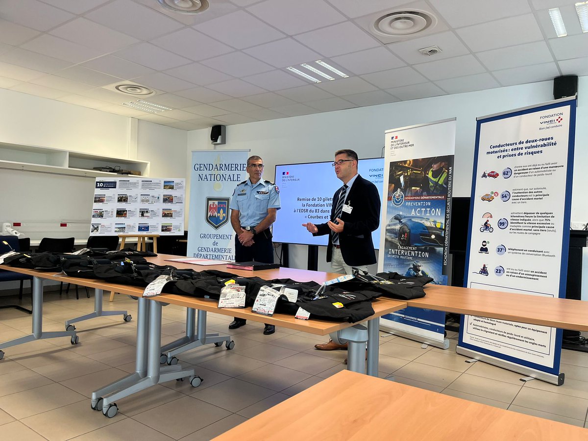 FondationVA's tweet photo. 🏍️La Fondation VINCI Autoroutes se mobilise, aux côtés de l'EDSR 83, pour la sécurité des motards : 
👉 10 gilets airbags ont été offerts, dans le cadre de formations qui ont pour vocation de rappeler les bons comportements à adopter

@Gendarmerie_083  
 
#PartagedelaRoute https://t.co/NhLIVcuXyz