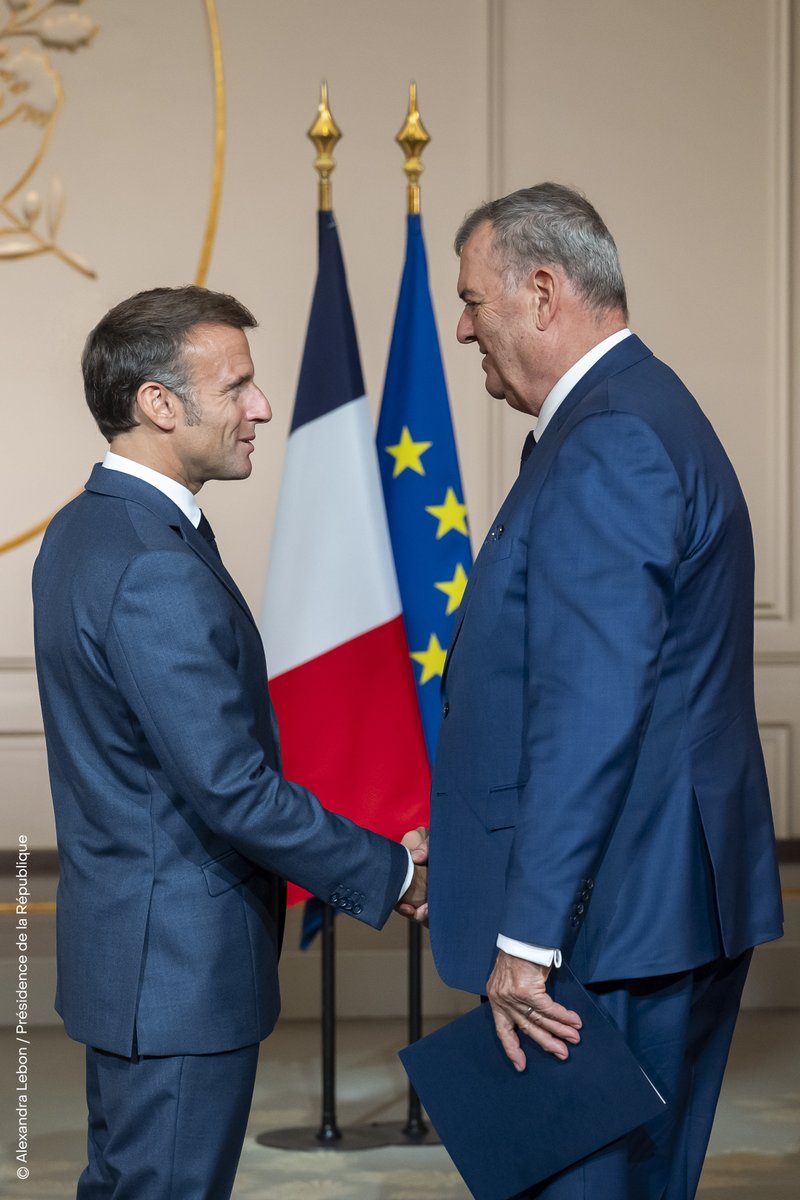 Quebec_FR's tweet photo. Le Délégué général du Québec à Paris, Henri-Paul Rousseau, a remis sa lettre de mission au Président de la République 🇫🇷, @EmmanuelMacron.
M. Rousseau s’investira au renforcement de la relation directe et privilégiée #FrQc, dans l’ensemble des secteurs de la #CoopFrQc. https://t.co/KSOvytEhFn