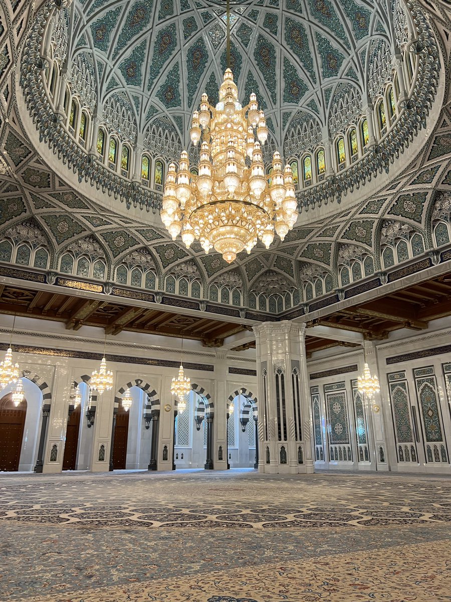 🌍 **Dünyanın En Büyük El Yapımı Halısı** 🌟

📍 **Sultan Qaboos Camii**, Umman

🔸 **Boyut**: 4.343 m²  
🔸 **İşçilik**: Yaklaşık 600 usta tarafından 4 yıl boyunca el emeğiyle dokundu  
🔸 **Malzeme**: Saf yün ve pamuk  
🔸 **Düğüm Sayısı**: 1,7 milyar!  
🔸 **Ağırlık**: 21 ton