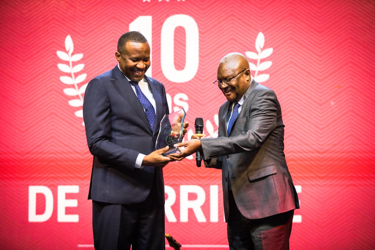 CelestinMukeba's tweet image. Le vendredi dernier lors de la présentation du rapport annuel de l'exercice 2023, j'ai reçu un trophée 🏆 pour mes 10 ans de carrière.
10 ans de passion, d'engagement et de travail acharné pour offrir des solutions financières modernes au peuple Congolais.
#10AnsdeCarrière