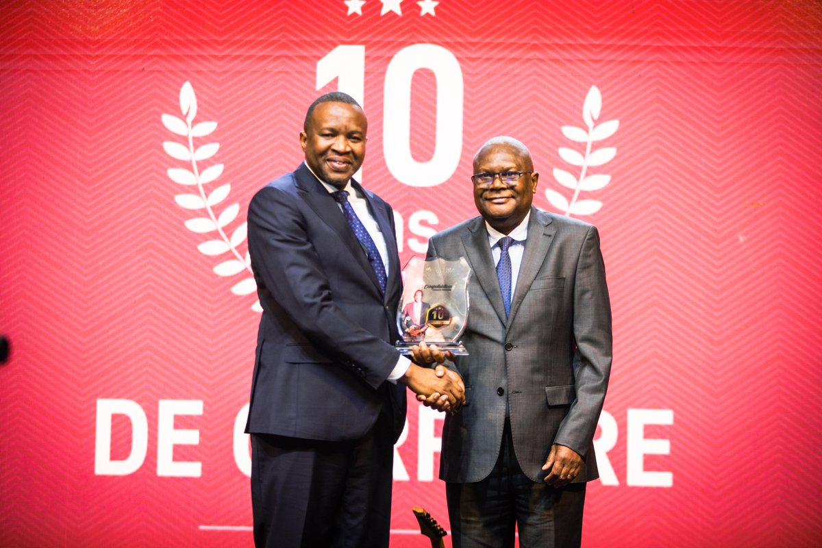CelestinMukeba's tweet image. Le vendredi dernier lors de la présentation du rapport annuel de l'exercice 2023, j'ai reçu un trophée 🏆 pour mes 10 ans de carrière.
10 ans de passion, d'engagement et de travail acharné pour offrir des solutions financières modernes au peuple Congolais.
#10AnsdeCarrière