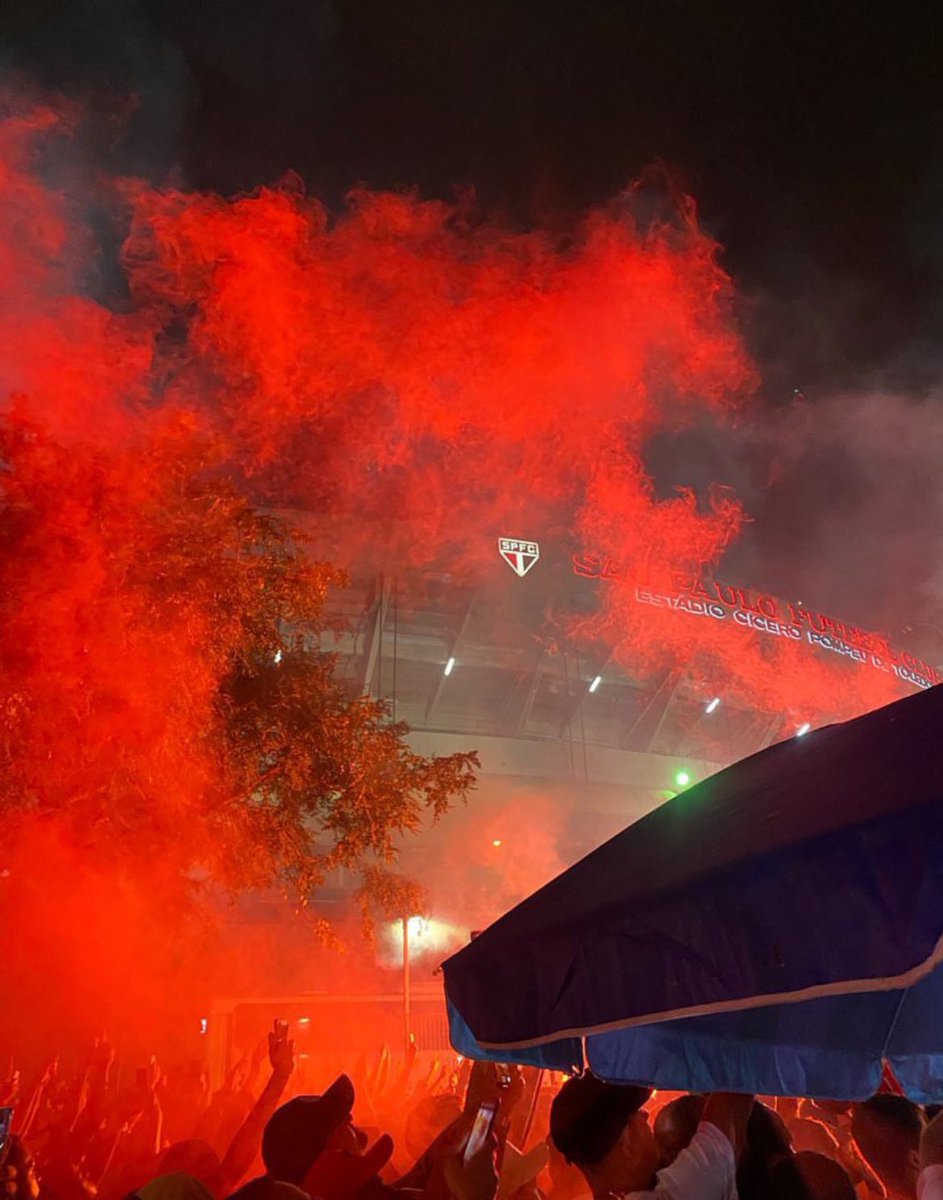 ggomespfc's tweet photo. os deuses do futebol anunciam É DIA DE LIBERTADORES https://t.co/G3fYtNWVVY