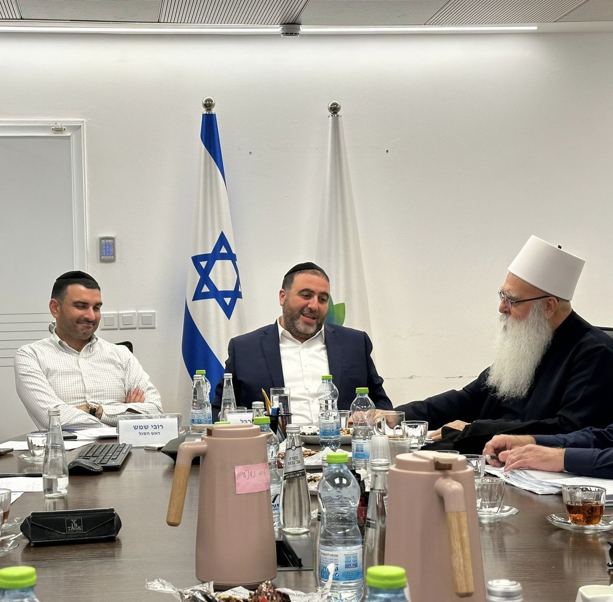 rabea_bader's tweet photo. שר הפנים משה ארבל  ממשיך לחזק את הקשרים עם העדה הדרוזית
השר נפגש היום עם המנהיג הרוחני של העדה הדרוזית השיח׳ מואפק טריף. דנו על צעדים לחיזוק והעצמת המועצה הדתית שפועלת בכל התחומים לקידום העדה הדרוזית ופתרון הבעיות של הצעירים

הלוואי וכל הממשלה תלמד מהשר ארבל איך בונים ברית חיים! https://t.co/e90fIaeHjh