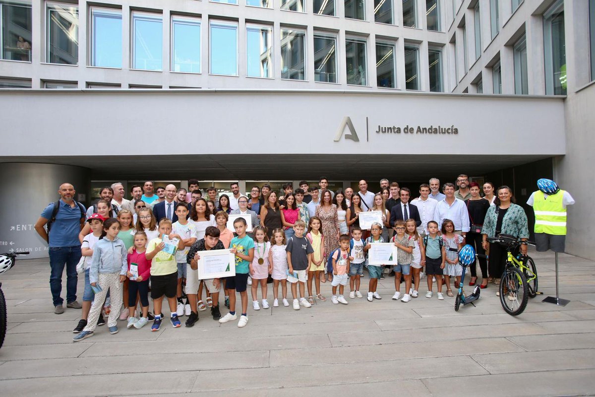 EducaAnd's tweet photo. 🚲 Cuatro centros educativos, premiados por fomentar el transporte público y la movilidad sostenible.
Las consejeras de @FomentoAND , @Rocio_DiazJ, y de @EducaAnd, @MC_CastilloMena, han entregado los premios del concurso Ponte en Marcha por la Semana Europea de la Movilidad. https://t.co/XdxtCXU0KW