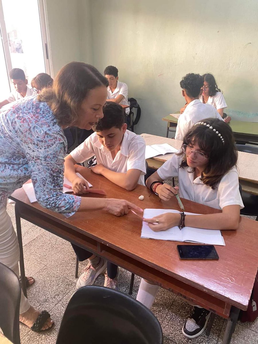 🏫🎨En la tarde de ayer la Escuela Profesional de Artes Visuales "El Alba", en la provincia de #Holguín, recibió la visita de la metodológica de Isledy Batista Rojas, profesora de ingles. #ElArteDeEnseñarElArte #CubaEsCultura #EscuelasDeArte