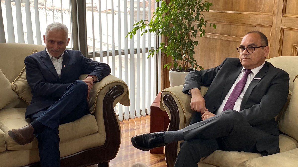 En este día de Glorias del Ejército, el Delegado Presidencial Regional, Fabio López Aguilera, junto al Gobernador Regional, Pablo Silva Amaya, reciben al General de Ejército Juan Solari. ¡Un saludo protocolar en este 18 de septiembre 2024! 🇨🇱
#UnidosPorUn18Seguro <a href="/Ejercito_Chile/">Ejército de Chile</a>