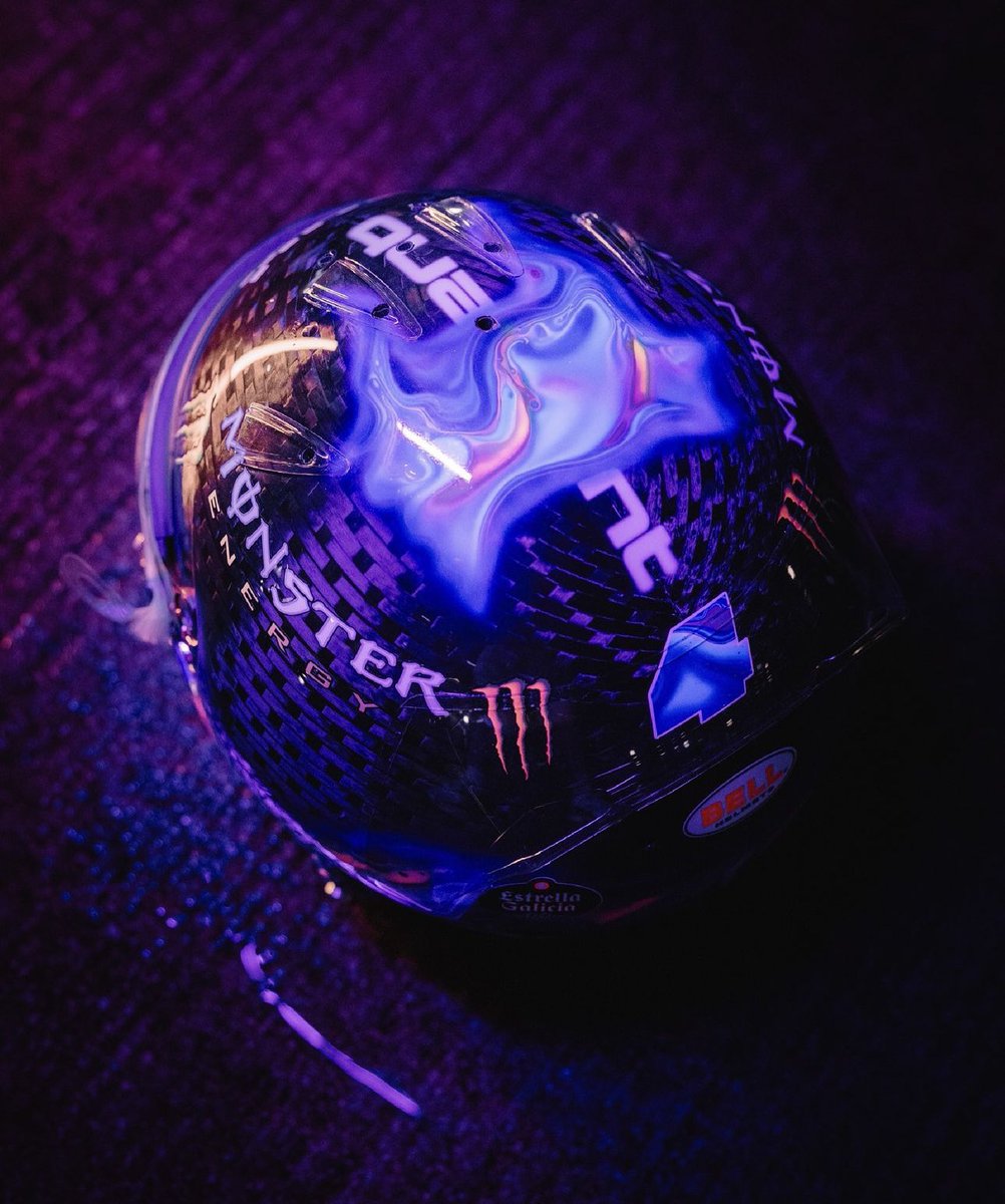 McLarenF1_News's tweet photo. Lando’s special helmet for the Singapore GP 😮‍💨🍭 https://t.co/H2YBmabvUD