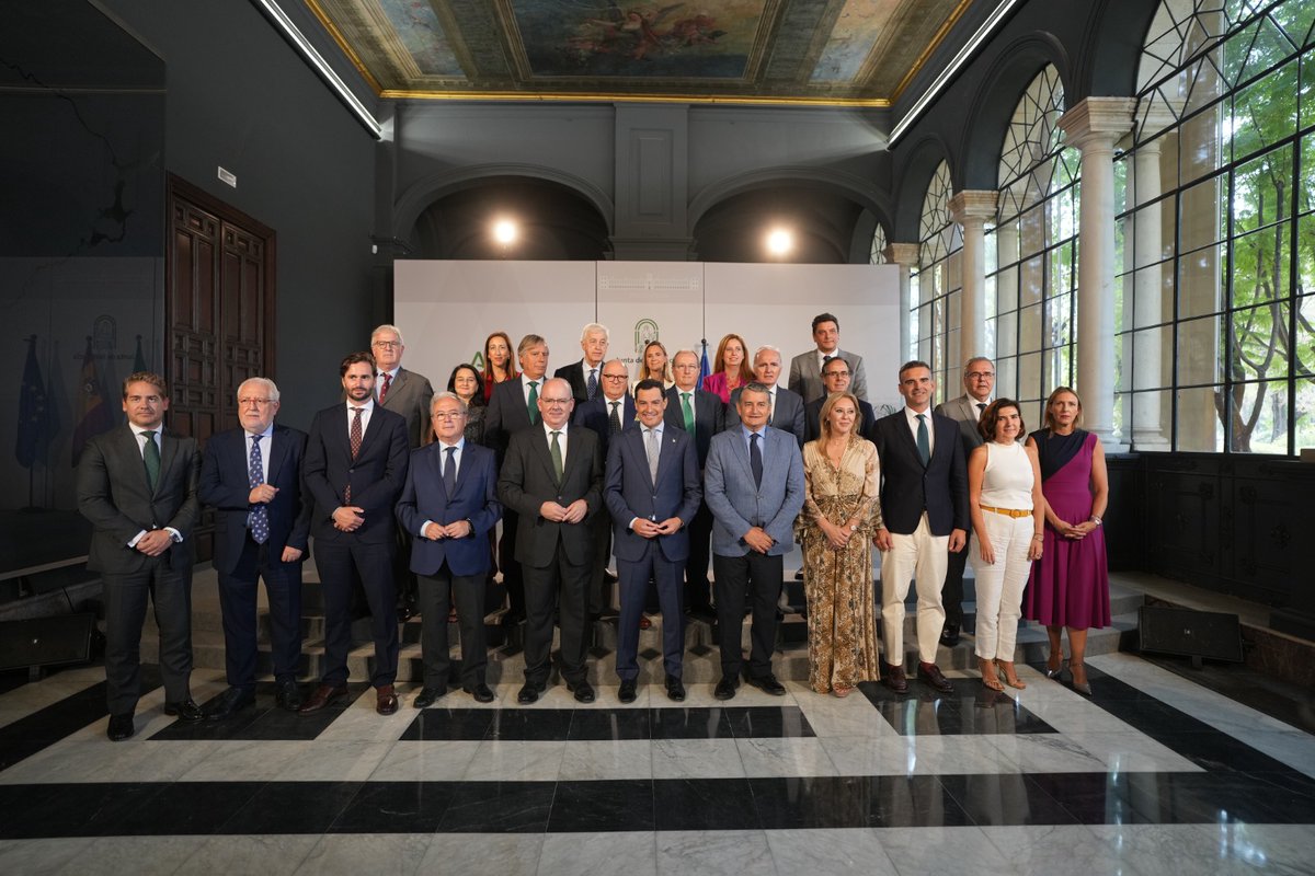 JuanMa_Moreno's tweet photo. Las Cámaras de Comercio son grandes aliadas para impulsar a las empresas. Vamos a trabajar juntos para acordar un Plan Cameral que refuerce el apoyo al tejido productivo andaluz.

Nuestra sintonía es plena.

Gracias por vuestra labor en beneficio de nuestra tierra, @CCAndalucia. https://t.co/5IcLPj2WgJ