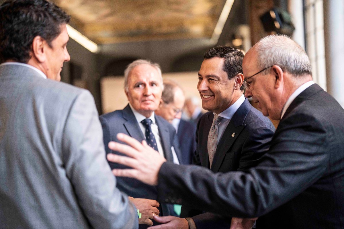 Juanma Moreno (@juanma_moreno) on Twitter photo Las Cámaras de Comercio son grandes aliadas para impulsar a las empresas. Vamos a trabajar juntos para acordar un Plan Cameral que refuerce el apoyo al tejido productivo andaluz.
Nuestra sintonía es plena.
Gracias por vuestra labor en beneficio de nuestra tierra, <a href="/CCAndalucia/">Cámaras Andalucía</a>. Las Cámaras de Comercio son grandes aliadas para impulsar a las empresas. Vamos a trabajar juntos para acordar un Plan Cameral que refuerce el apoyo al tejido productivo andaluz.
Nuestra sintonía es plena.
Gracias por vuestra labor en beneficio de nuestra tierra, <a href="/CCAndalucia/">Cámaras Andalucía</a>.