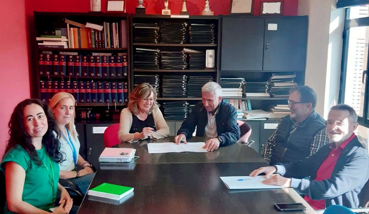 Consejería de Salud (@astursalud) on Twitter photo 📢Salud y <a href="/ValleNalon/">TurismoValledelNalon</a> colaboran para promover el bienestar físico y mental de la población de la comarca
🖊️Ambas instituciones formalizan un acuerdo para desarrollar actividades en las que participarán profesionales sanitarios y no sanitarios 👇
acortar.link/r3WEFq 📢Salud y <a href="/ValleNalon/">TurismoValledelNalon</a> colaboran para promover el bienestar físico y mental de la población de la comarca
🖊️Ambas instituciones formalizan un acuerdo para desarrollar actividades en las que participarán profesionales sanitarios y no sanitarios 👇
acortar.link/r3WEFq