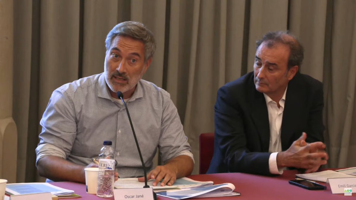 iramunt's tweet photo. 📢Avui la directora de l'IRMU, @MCarmeJF74 ha presentat la Guia d'indicadors d'avaluació d'accions vinculades als centres i instituts d'estudis de recerca local i comarcal per a PDI de les universitats de la 
@xarxavives 

La Guia ofereix diferents accions que el PDI de les universitats realitza en el marc de la seva vinculació amb els centres d'estudis i es proposa la manera que puguin ser avaluades com a mèrits acadèmics reconeguts.

👉Consulteu aquesta guia a la nostra web: https://t.co/S8IJKCFXBz

📢A més, @OscarJaneCh, professor de l'@UABBarcelona i patró de l'IRMU, ha participat en una taula sobre recerca en català destacant la necessitat de globalitzar la recerca local per l'interès que pot suscitar a nivell internacional.

En el marc del seminari "Avaluació de la recerca: indicadors i reptes de la recerca local i de la recerca en català", organitzat per l'@aqucatalunya 

💻Recupereu el seminari pel Youtube de l'@aqucatalunya https://t.co/YrgTTJMh2L