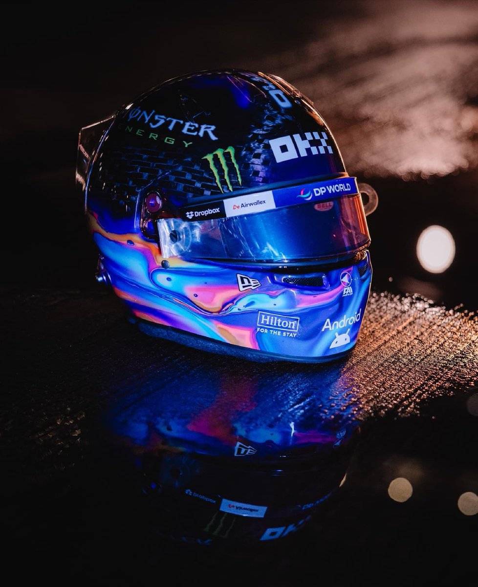 here4lando's tweet photo. BREAKING NEWS: lando norris’ new singapore helmet just received a 55 minute standing ovation from me in my bedroom after looking at it for the 200th time https://t.co/GomwZhglv1