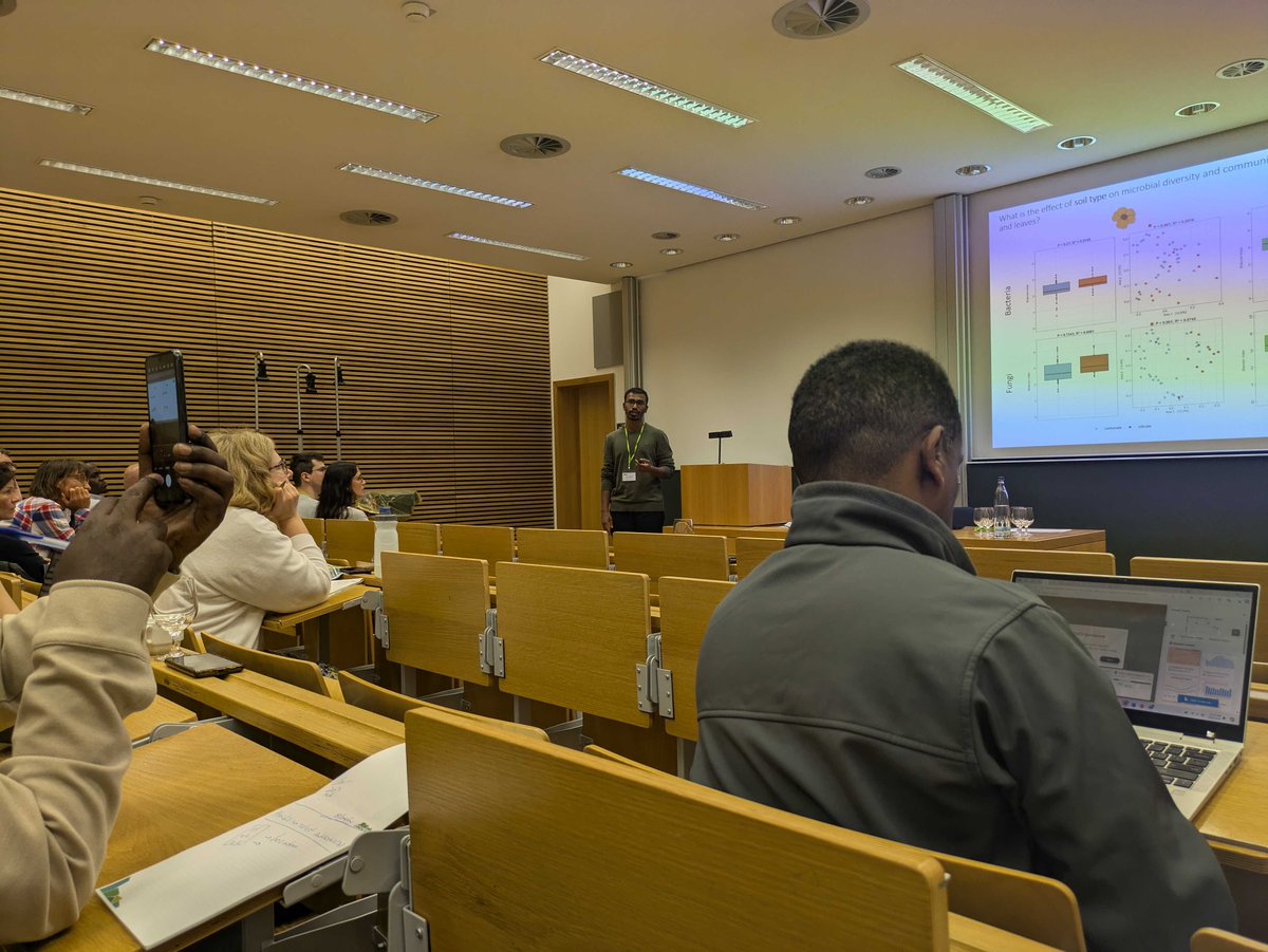 zalf_leibniz's tweet image. 🦠 🍄‍ It&apos;s not just people who have a #microbiome. Plants do too. Interesting talks in today&apos;s session on microbiome management about a wide range of plant groups: 🍎 apples, 🍅 tomatoes, 🌳 oaks, 🌸 wildflowers and 🥦 cannabis. #landscape2024