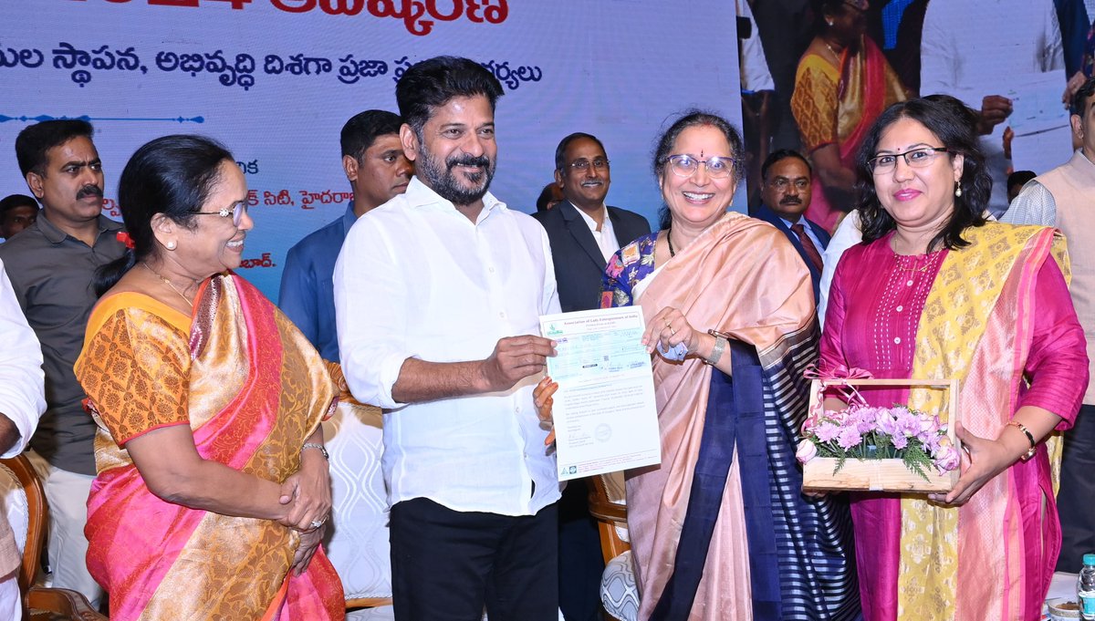 TelanganaCMO's tweet photo. అసోసియేషన్ ఆఫ్ లేడీ ఎంటర్‌ప్రెనార్స్‌ ఆఫ్ ఇండియా  #ALEAP ముఖ్యమంత్రి సహాయ నిధికి 5 లక్షల రూపాయల విరాళం అందించింది. #ALEAP అధ్యక్షురాలు కన్నెగంటి రమాదేవి గారు, ఉపాధ్యక్షురాలు అడుసుమిల్లి దుర్గా భవాని గారు, సంయుక్త కార్యదర్శి పల్లవి జోషి గారు #MSME పాలసీ -2024 ఆవిష్కరణ కార్యక్రమంలో ముఖ్యమంత్రి ఎ.రేవంత్ రెడ్డి గారిని కలిసి ఆ మేరకు చెక్కును అందించారు.

* రిటైర్డ్ తహసీల్దారు ప్రొద్దుటూరు చంద్రసేనా రెడ్డి తన నెల రోజుల పెన్షన్ రూ. 89,232 ను ముఖ్యమంత్రి సహాయ నిధికి విరాళంగా అందించారు. ముఖ్యమంత్రి ఓఎస్డీ వేముల శ్రీనివాసులును కలిసి ఆ మేరకు చెక్కును అందించారు.

* హైటెక్ సిటీ సమీపంలో హోటల్ నిర్వహకురాలు కుమారి ఆంటీ గారు ముఖ్యమంత్రి సహాయ నిధికి తన వంతుగా 50 వేల రూపాయలు విరాళంగా చెక్కును సీఎంగారిని కలిసి అందించారు.

* బాధితులను ఆదుకోవడంలో ప్రభుత్వానికి అండగా నిలుస్తూ విరాళం అందించినందుకు వారందరినీ ముఖ్యమంత్రి గారు అభినందించారు. #TelanganaFloodRelief