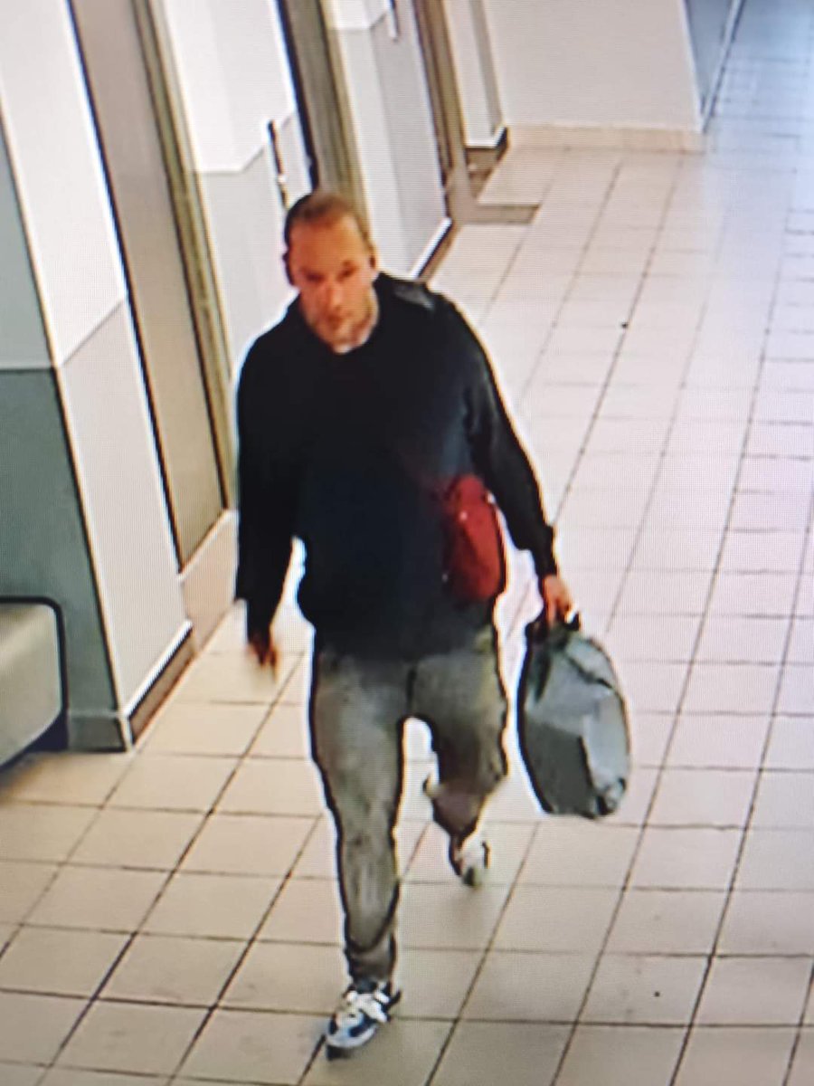 Wrocław. Ten człowiek ze zdjęcia okradł ratownika, który nocował w akademiku, gdzie byli wszyscy zakwaterowani. "odwiedzał" pokoje i brał co znalazł. Jeżeli ktoś rozpoznaje dajcie znać!