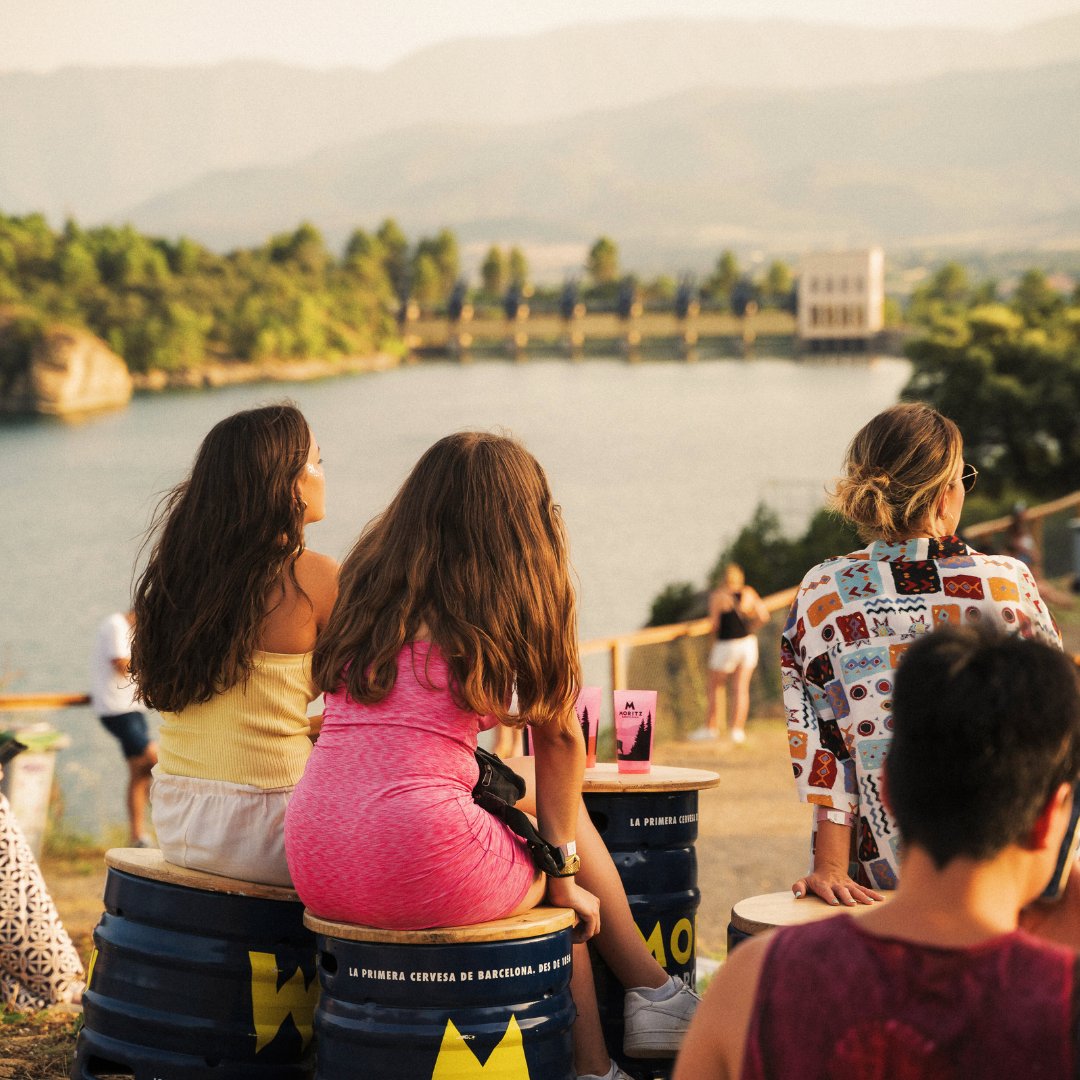 Elles saben com gaudir del #TalarnMusicExperience: bona companyia, una beguda ben freda i un ambient que ho té tot. 🎶🌿

Qui més està llest per sumar-se a la diversió? 

 #festival #pallarsjussà @loquiosc @diputaciolleida @ieilleida <a href="/cultura_cat/">Cultura</a> @conselljussa @ajuntamenttalarn