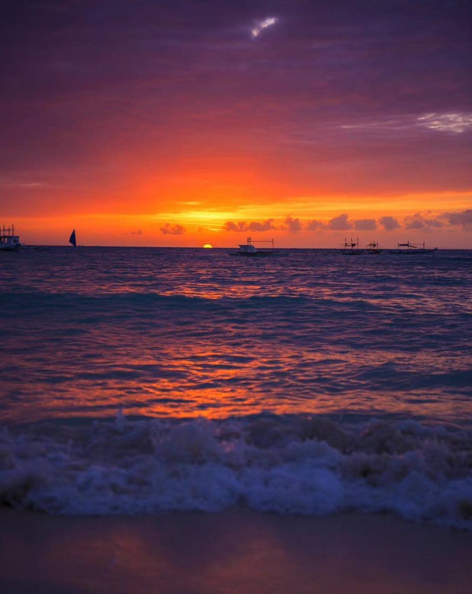 Socialsvb's tweet image. At sunset, my thoughts are as misty as flowing clouds.