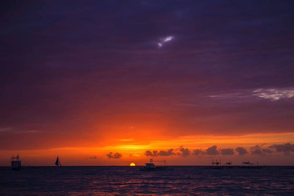 Socialsvb's tweet image. At sunset, my thoughts are as misty as flowing clouds.