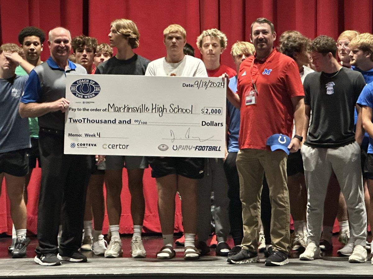 ericbowlen's tweet image. Former Colt &amp;amp; NFL player, Mike Pryor, presented @CoachDug with the Colts/NFL High School “Coach of the Week.” The athletic department received $2,000 check @MSDMartinsville @ArtesianNation @BellCatMHS @artieredblue @Martinsville_FB
