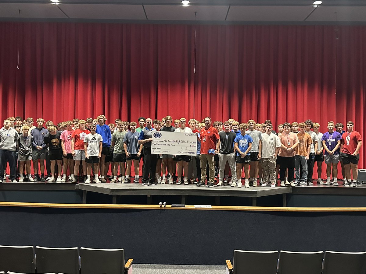 ericbowlen's tweet image. Former Colt &amp;amp; NFL player, Mike Pryor, presented @CoachDug with the Colts/NFL High School “Coach of the Week.” The athletic department received $2,000 check @MSDMartinsville @ArtesianNation @BellCatMHS @artieredblue @Martinsville_FB