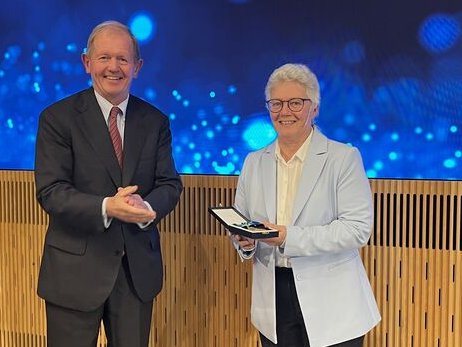 IVA1919's tweet image. Professor Anne L’Huillier tog igår emot IVAs stora guldmedalj av IVAs preses Marcus Wallenberg. I samband med detta gav hon en Medaljföreläsning. Titta på den här: iva.se/det-iva-gor/ev…
