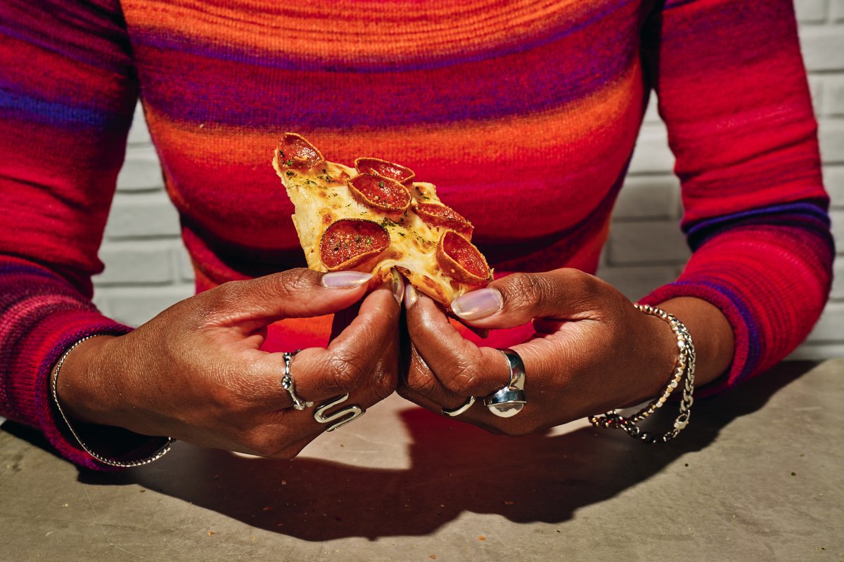 Tierna y crujiente ⚡️ 
Suave e intensa 🔥 
Nueva Masa fina 🤌🏽
Prueba ya la #NuevaMasaFina. 
2 desde 11´45 a domicilio. 
Sólo en medianas.