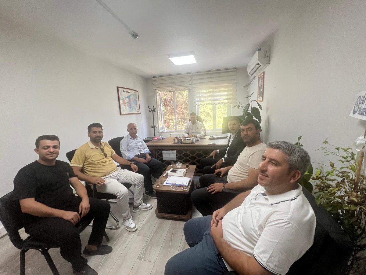 Şube yönetim kurulumuzla birlikte  Kayapınar ilçe Milli Eğitim müdürlüğüne Şube müdürü olarak  atanan Süleyman BÜYÜKBAYRAM'a hayırlı olsun ziyaretinde bulunduk.
Misafirperverlikleri,ilgileri ve hoş sohbetleri için müdürümüze teşekkür ederiz.