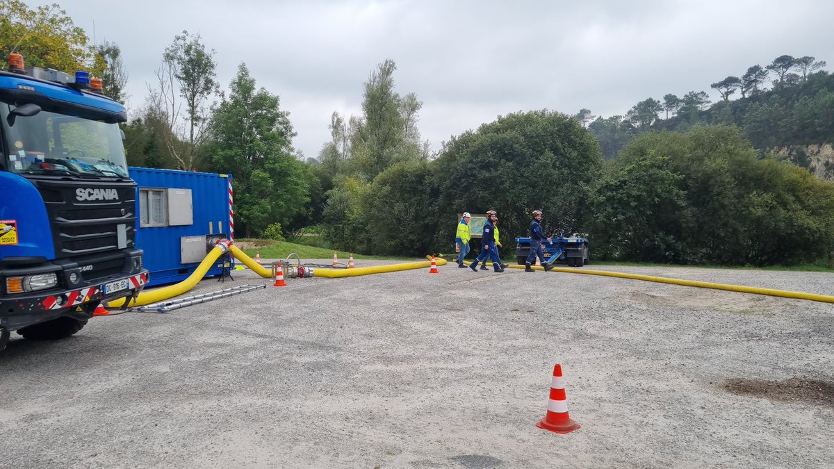 EDFFlamanville's tweet photo. La Force d'action Rapide du Nucléaire est en exercice cette semaine à la centrale de Flamanville. 100 équipiers FARN mobilisés, 30 véhicules, pour s'entraîner à approvisionner en eau, air et électricité le site, quelles que soient les conditions climatiques. #sûreté #nucléaire https://t.co/1InDrt51gU