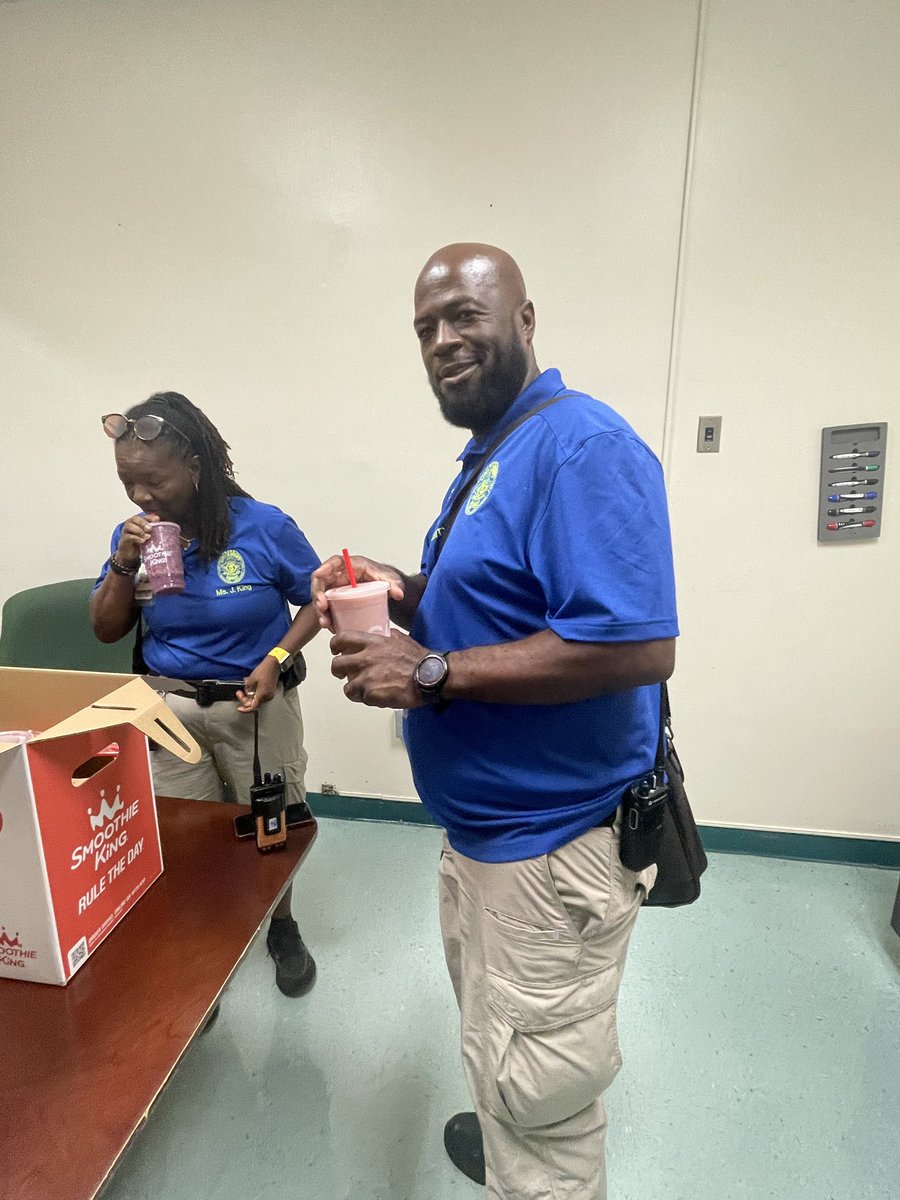 DrThelwell's tweet photo. Something cold at the end of the day for our AMAZING Security Staff #SmoothieKing #SecurityAppreciationWeek https://t.co/TN50j3vJPt
