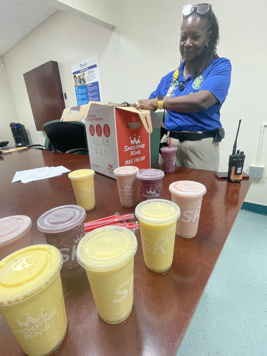 DrThelwell's tweet photo. Something cold at the end of the day for our AMAZING Security Staff #SmoothieKing #SecurityAppreciationWeek https://t.co/TN50j3vJPt