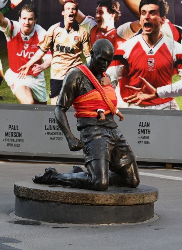 Antoni Gutiérrez (@antonigr) on Twitter photo #ARTivismo
👶 En #Londres, activistas de #DadShift, están colocando portabebés sobre las estatuas de hombres en el centro la ciudad.
🧐 ¿El motivo? Protestar contra el gobierno para que mejore los permisos de paternidad en el país (vía <a href="/guardian/">The Guardian</a>) 👉t.ly/7FCW7 #ARTivismo
👶 En #Londres, activistas de #DadShift, están colocando portabebés sobre las estatuas de hombres en el centro la ciudad.
🧐 ¿El motivo? Protestar contra el gobierno para que mejore los permisos de paternidad en el país (vía <a href="/guardian/">The Guardian</a>) 👉t.ly/7FCW7