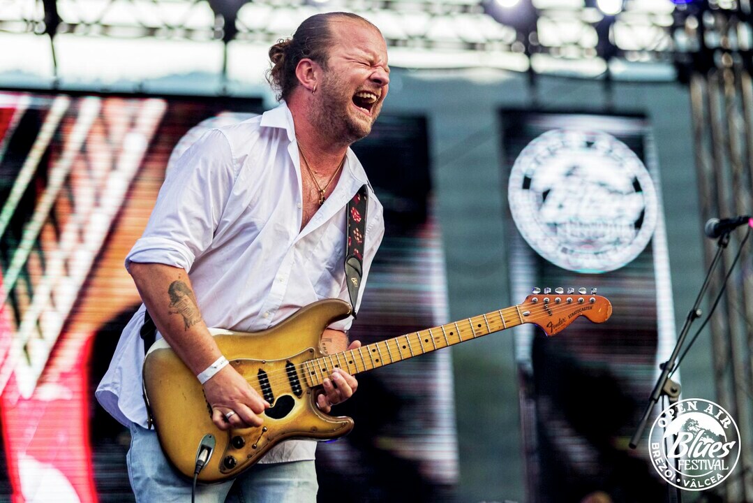 Heb jij de beste Blues muzikant van Nederland al eens gezien? Komende zondag zie je Bas bij #TheHagueBlues! 🎸

𝐁𝐀𝐒 𝐏𝐀𝐀𝐑𝐃𝐄𝐊𝐎𝐎𝐏𝐄𝐑 werd door de vakjury van de Dutch Blues Awards 2024 unaniem verkozen tot Beste Blues Muzikant. Scoor nu je tickets! 🎟️