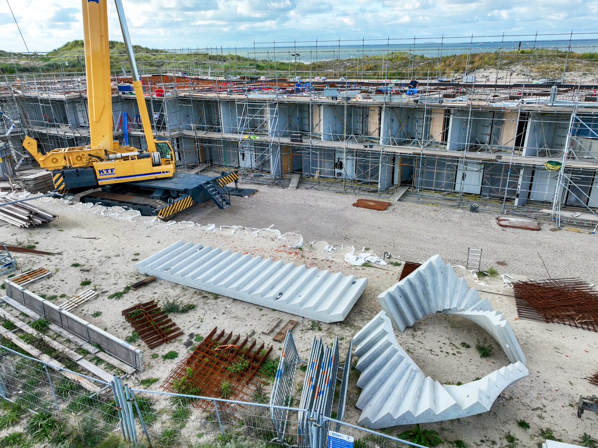 Friso bouwt op #Terschelling hotel “Elements”. 
Prefabbeton door MBS uit Soest.

#Schylge #Terschelling #bouw #prefab #beton