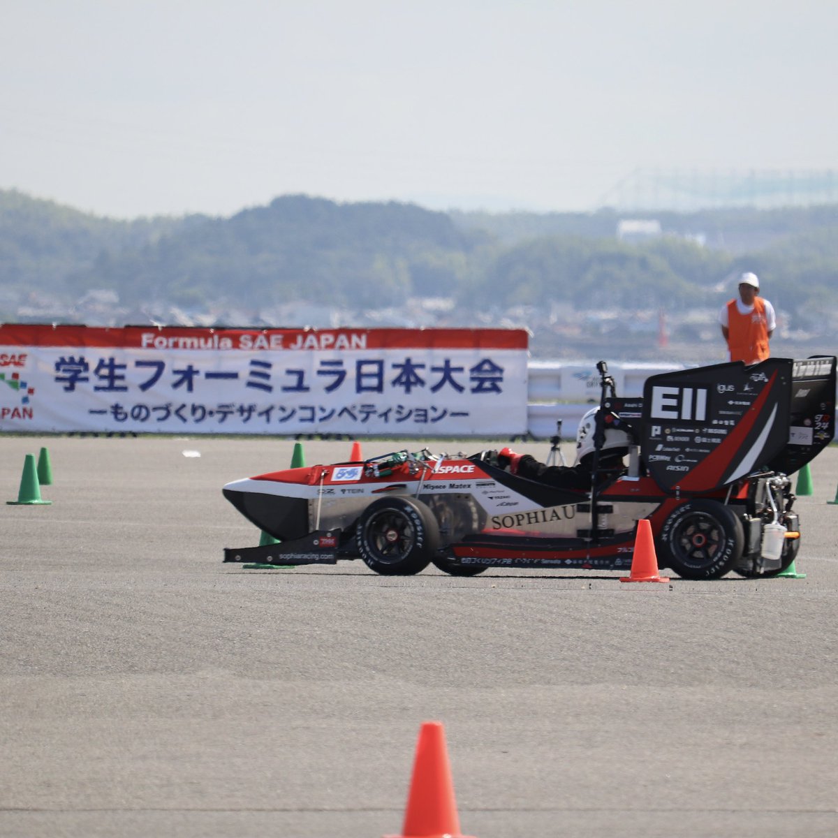大会フラッグとの綺麗なツーショット
この時ドライブしていたのはスペイン出身のエースドライバー🇪🇸
本場での長いカートキャリアに裏打ちされた驚速ドライビングの持ち主

遠方での試走会でもバイク&amp;野宿で現れるワイルドさも彼の魅力です😍

#学生フォーミュラ
#sophiaracing
#上智大学