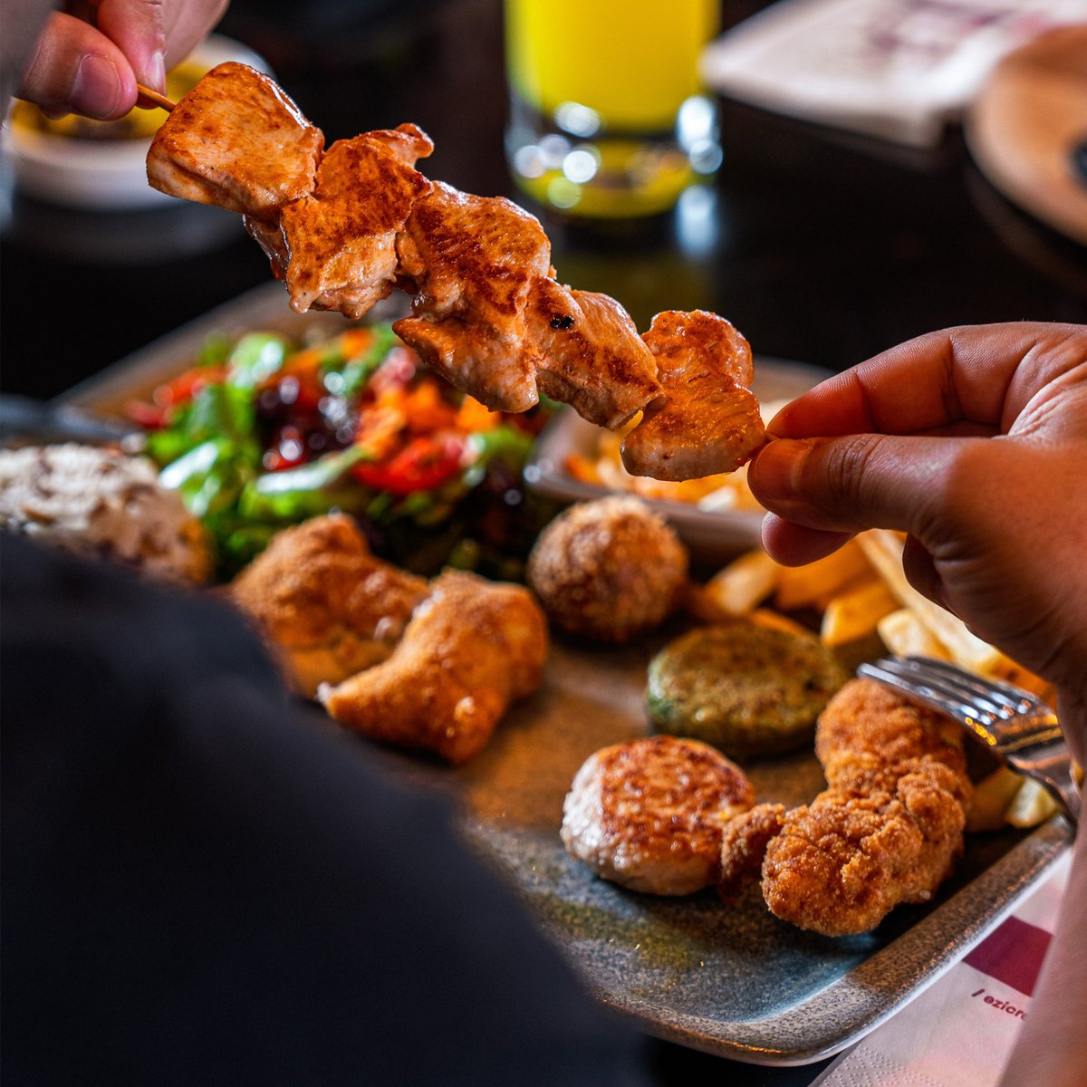 Menümüzde herkese göre bir lezzet bulundurmak için çok çalışıyoruz ve aralarından seçmenin çok zor olduğunu biliyoruz.
Seçimin çok zor olduğu anların kurtarıcısı, Eziç menüsünün yıldızı: Karışık Piliç 🤩