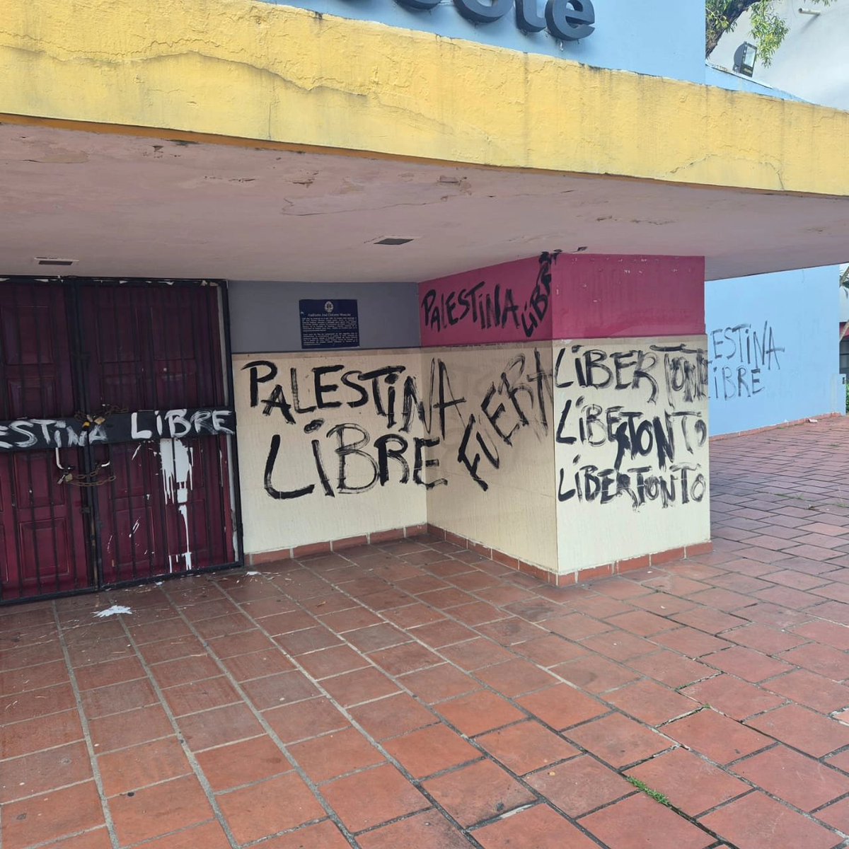 punchlinepanama's tweet photo. Hoy el auditorio de la "Universidad de Panamá" amanecio pintado y con varios candados, todos sabemos que son los grupos comunistas los que están detrás de esto para impedir que se lleve a cabo el "CONGRESO LIBERTAD Y PROGRESO".
@UniversidadPma https://t.co/kWZhOsawbK