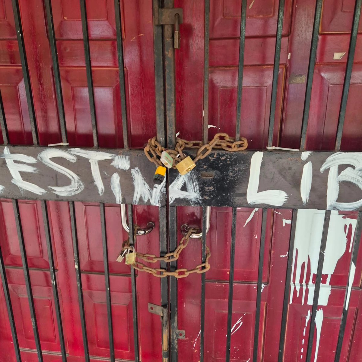 punchlinepanama's tweet photo. Hoy el auditorio de la "Universidad de Panamá" amanecio pintado y con varios candados, todos sabemos que son los grupos comunistas los que están detrás de esto para impedir que se lleve a cabo el "CONGRESO LIBERTAD Y PROGRESO".
@UniversidadPma https://t.co/kWZhOsawbK