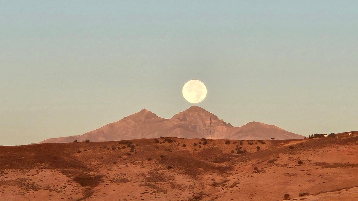 KatK9writer's tweet photo. A balancing act...the full moon was spectacular and as it set, I caught this moment over Longs Peak. The partial eclipse last night was also fun.
#coloradoliving #colorado #moonset #moonsetting #longspeak #mountains https://t.co/D2Mdxhrd6k