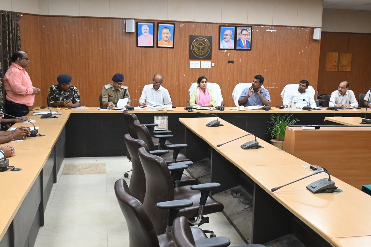 siddharthnagpol's tweet photo. #dmsid1 व #SP_SDR @prachiIPS द्वारा एस0एस0बी0 के साथ कलेक्ट्रेट सभागार सिद्धार्थनगर मे नारको को-आर्डिनेशन की बैठक कर संबन्धित को आवश्यक दिशा-निर्देश दिया गया ।
#UPPolice
#siddharthnagpol https://t.co/kyXkHOU4uA
