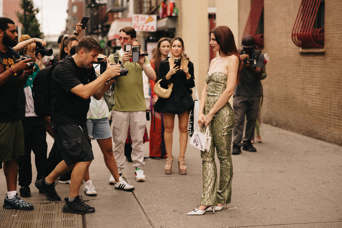 sophieromastyle's tweet photo. Who Gets Their Street Style Photo Taken at Fashion Week? https://t.co/kW7XZOp6sI https://t.co/2j5aac8Qpb