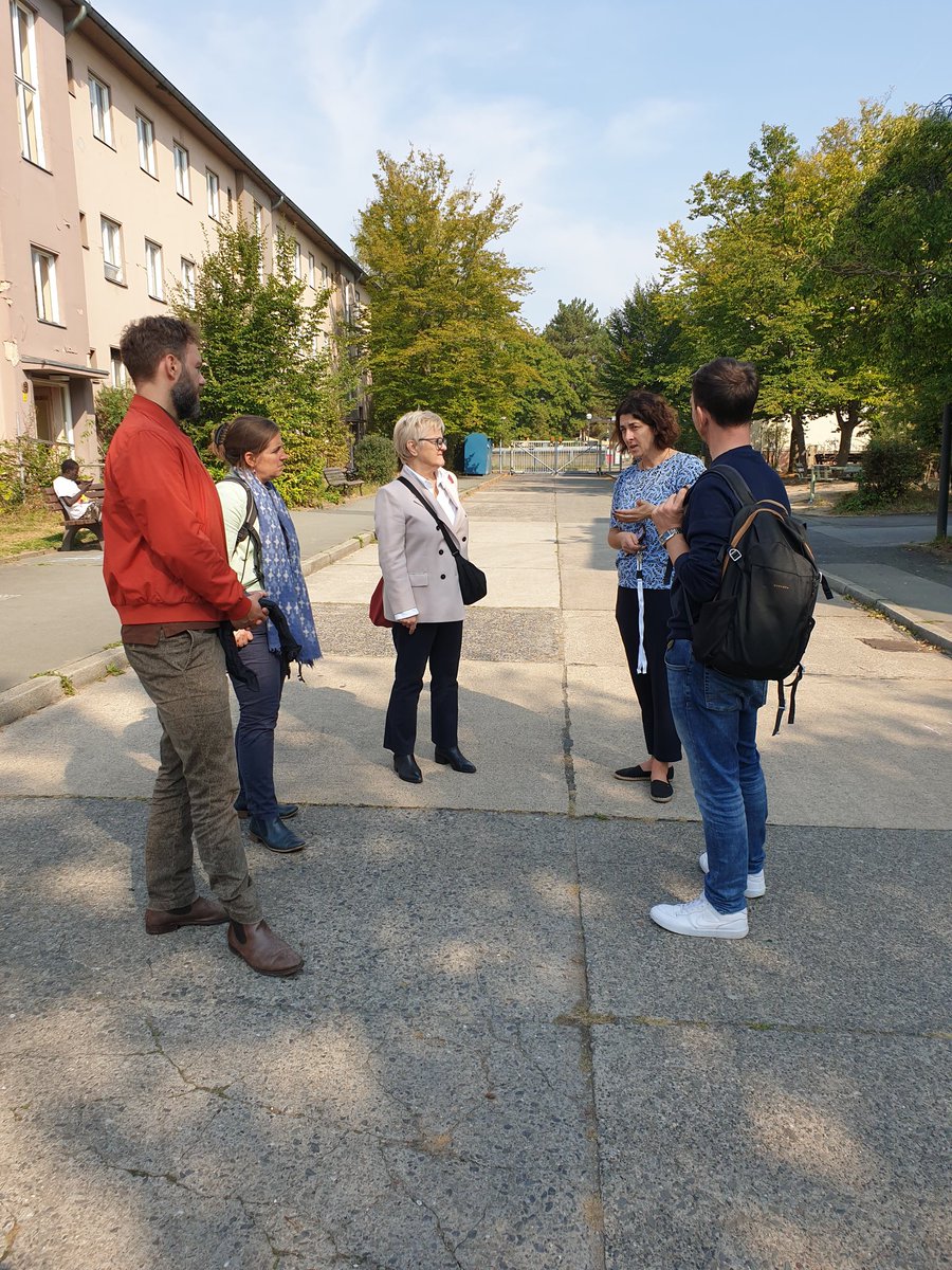 Renate Künast (@renatekuenast) on Twitter photo Mit <a href="/GrueneTS/">GRÜNE Tempelhof-Schöneberg</a> habe ich das Übergangswohnheim Marienfelder Allee von <a href="/IntBund/">Internationaler Bund</a> in Berlin besucht. Dort leben 700 Geflüchtete aus mehr als 10 Ländern. Viel habe ich über aktuelle Herausforderungen erfahren. Beeindruckend ist der Einsatz der Mitarbeiter*innen vor Ort! /TK Mit <a href="/GrueneTS/">GRÜNE Tempelhof-Schöneberg</a> habe ich das Übergangswohnheim Marienfelder Allee von <a href="/IntBund/">Internationaler Bund</a> in Berlin besucht. Dort leben 700 Geflüchtete aus mehr als 10 Ländern. Viel habe ich über aktuelle Herausforderungen erfahren. Beeindruckend ist der Einsatz der Mitarbeiter*innen vor Ort! /TK