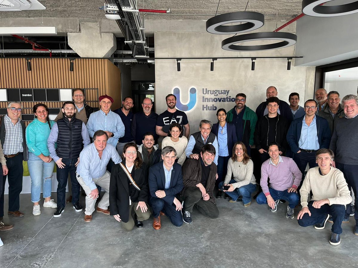 NestersTech's tweet image. ¡Gran jornada en Montevideo! 🌟 Junto al equipo de @YieldLab_Latam , participamos en el lanzamiento de Cubo Itaú y nos reunimos con productores en Expo el Prado.

Cerramos con la presentación del programa de aceleración #Converge (INIA) y un panel con referentes del sector. 🚀🌱