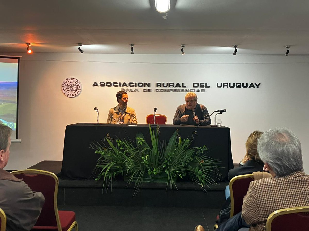 NestersTech's tweet image. ¡Gran jornada en Montevideo! 🌟 Junto al equipo de @YieldLab_Latam , participamos en el lanzamiento de Cubo Itaú y nos reunimos con productores en Expo el Prado.

Cerramos con la presentación del programa de aceleración #Converge (INIA) y un panel con referentes del sector. 🚀🌱