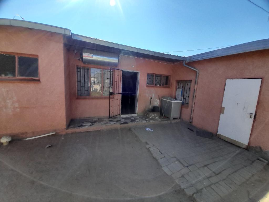 WithRealtor's tweet photo. House for sale 
📍 Location: Wanaheda / Windhoek 
 N$ 1, 200, 000

House features 
■ 3 bedroom
■ 2 bathrooms 
■ Single garage 
■ Boundary wall 
■ Sitting lounge 
■ Size 299 m²
■ Including costs 

Call : ☎️ 081 488 2899 
Email: wlumbololo@gmail.com https://t.co/T6sQpixfHw